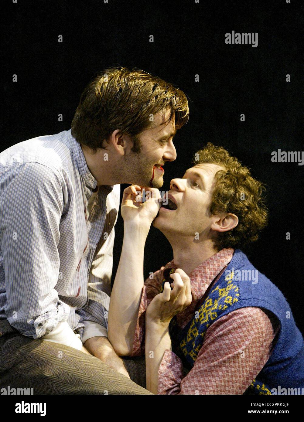 l-r: David Tennant (Katurian), Adam Godley (Michal) nel PILLOWMAN di Martin McDonagh al Cottesloe Theatre, National Theatre (NT), Londra SE1 13/11/2003 musica: Paddy Cunneen design: Scott Pask illuminazione: Hugh Vanstone combatte: Terry King regista: John Crowley Foto Stock