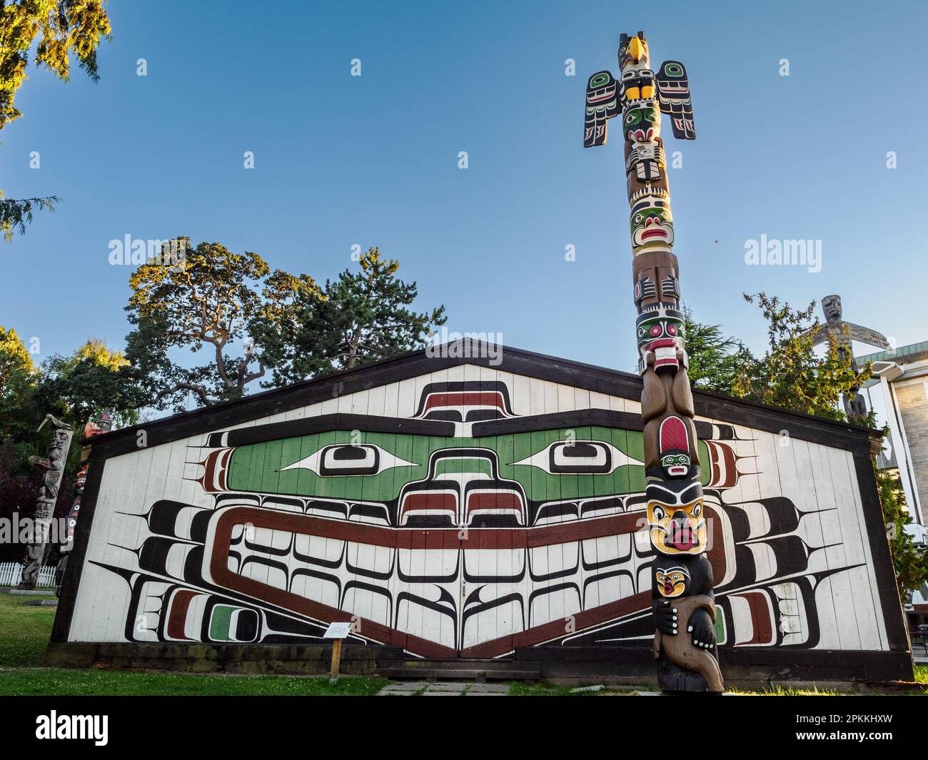 Totem Pali First Nations e Big House, Thunderbird Park, Vancouver Island, accanto al Royal British Columbia Museum, Victoria, British Columbia Foto Stock