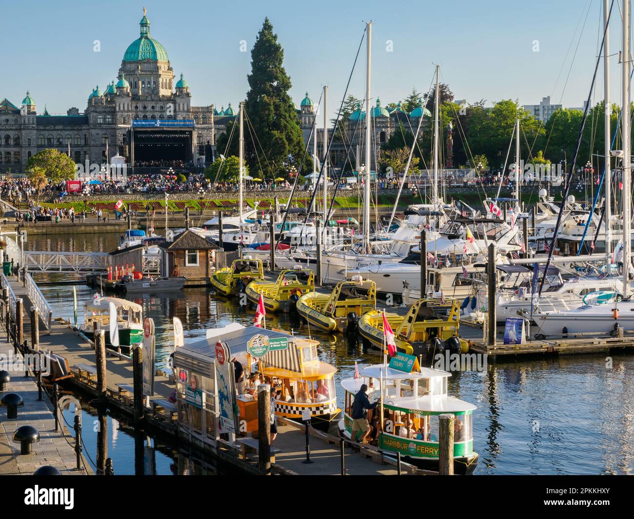 Barche ormeggiate e piccoli taxi d'acqua nel porto interno, Victoria, Vancouver Island, British Columbia, Canada, Nord America Foto Stock