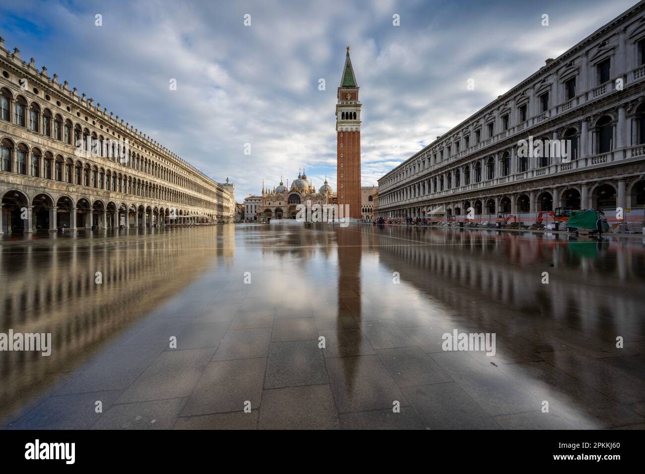 Vista riflessa di St. Piazza Marco e Campanile, San Marco, Venezia, Patrimonio Mondiale dell'UNESCO, Veneto, Italia, Europa Foto Stock