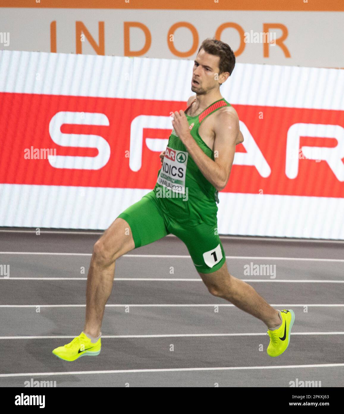 I vendicatori ungheresi che gareggiano nella semifinale maschile 800m ai Campionati europei di atletica indoor alla Balázs Ataköy Athletics Arena di Istanbul, Foto Stock