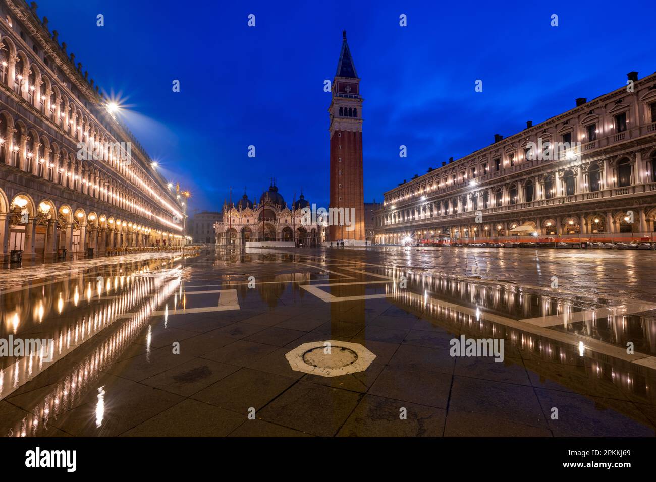 St Piazza San Marco con il campanile del Campanile e la Basilica di San Marco, San Marco, Venezia, Patrimonio dell'Umanità dell'UNESCO, Veneto, Italia, Europa Foto Stock