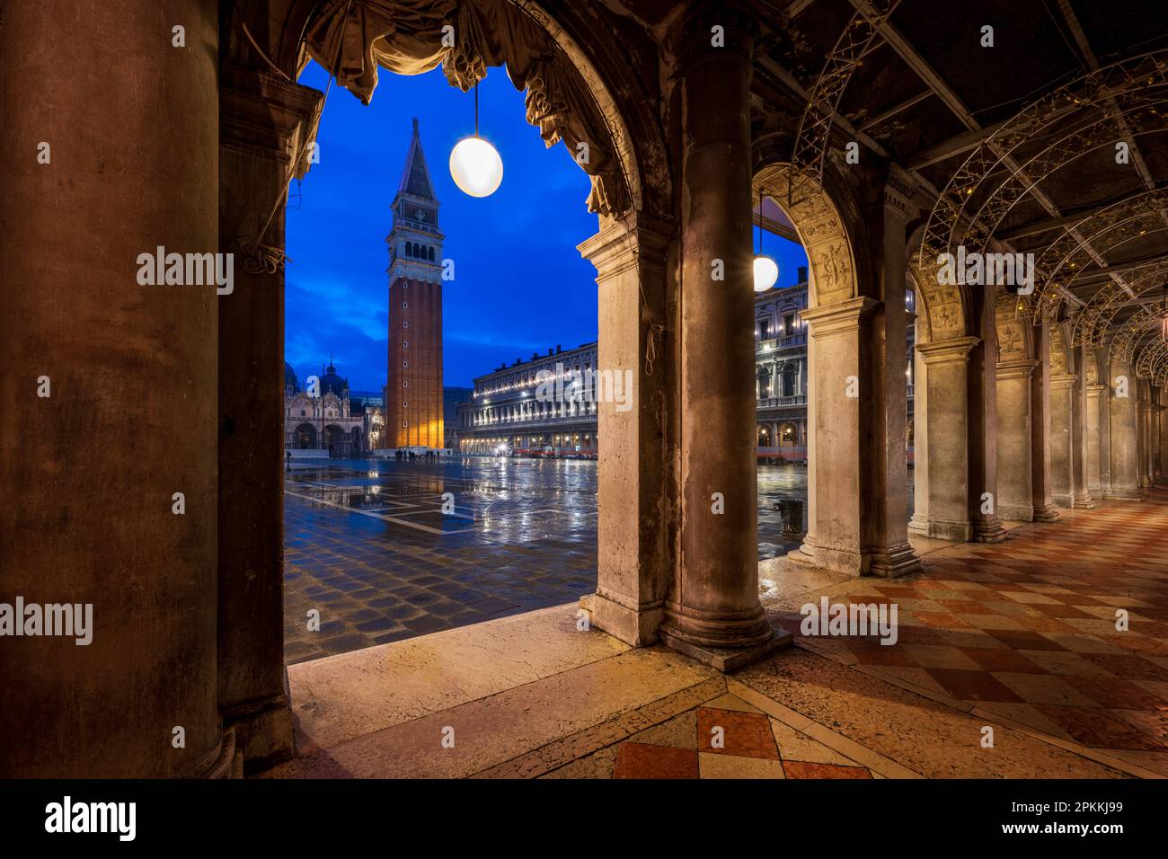 St Piazza Marco di notte con il campanile del Campanile visto attraverso gli archi, San Marco, Venezia, Patrimonio dell'Umanità dell'UNESCO, Veneto, Italia, Europa Foto Stock