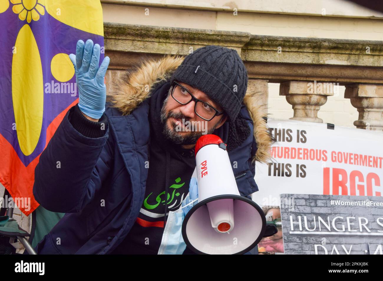 Londra, Regno Unito. 8th aprile 2023. Il giornalista e attivista britannico-iraniano Vahid Beheshti il giorno 45 del suo sciopero della fame al di fuori dell'Ufficio degli Esteri, del Commonwealth e dello sviluppo di Westminster. Vahid chiede che il governo britannico proibisce il corpo della Guardia rivoluzionaria Islamica (IRGC) in Iran. Foto Stock