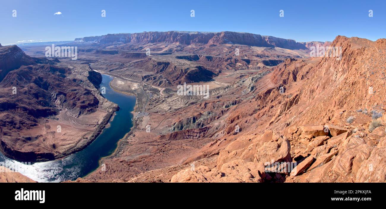 Le Vermilion Cliffs sono adiacenti all'area ricreativa di Glen Canyon, vista dall'altopiano alla fine dello Spencer Trail nel Marble Canyon Foto Stock