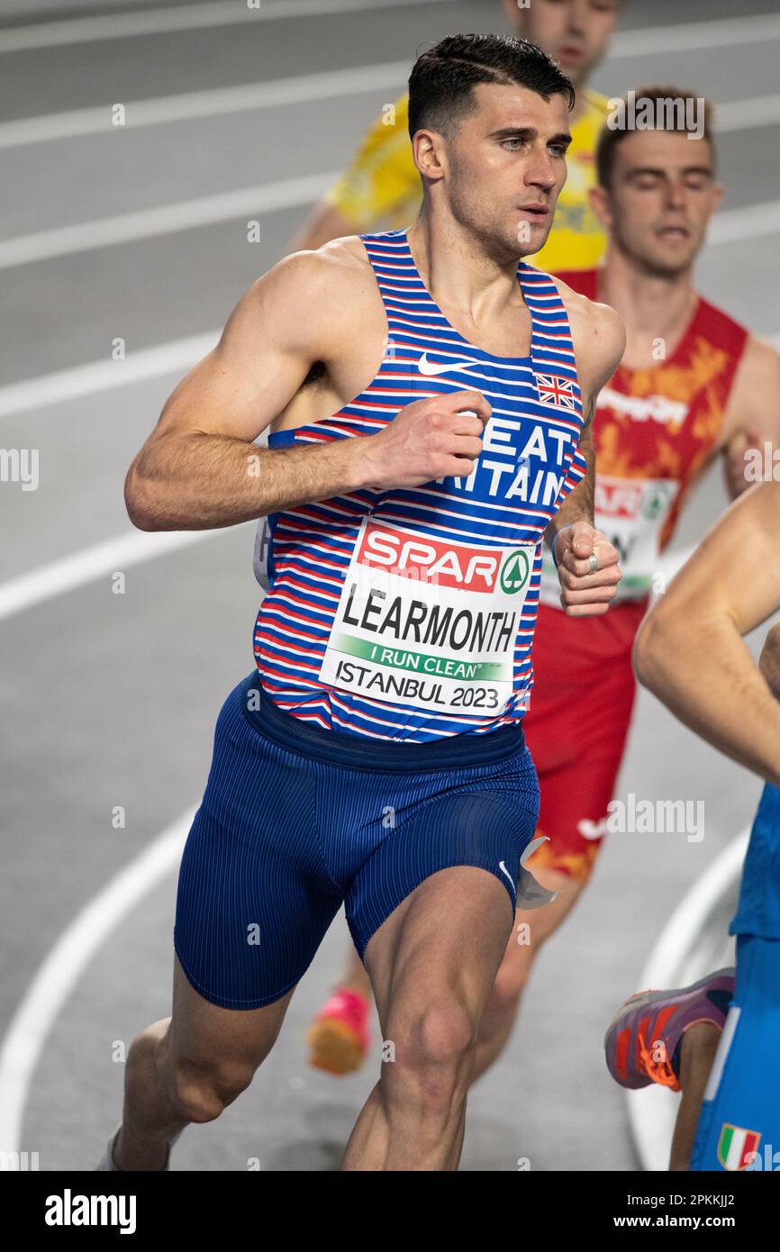 Guy Learmonth of Great Britain & NI in gara nella semifinale maschile del 800m ai Campionati europei di atletica indoor alla Ataköy Athletics Arena in Foto Stock