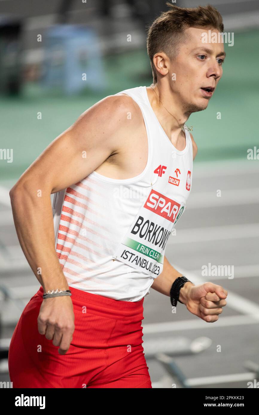 Mateusz Borkowski, polacco, gareggia nella semifinale maschile del 800m ai Campionati europei di atletica indoor della Ataköy Athletics Arena di Istanbu Foto Stock