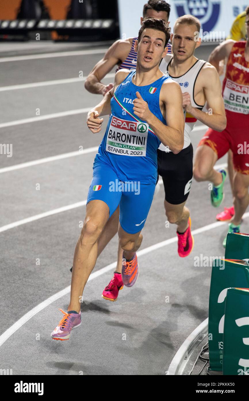 Simone Barontini, italiano, si è sfidato nella semifinale maschile 800m ai Campionati europei di atletica indoor della Ataköy Athletics Arena di Istanbul, Foto Stock