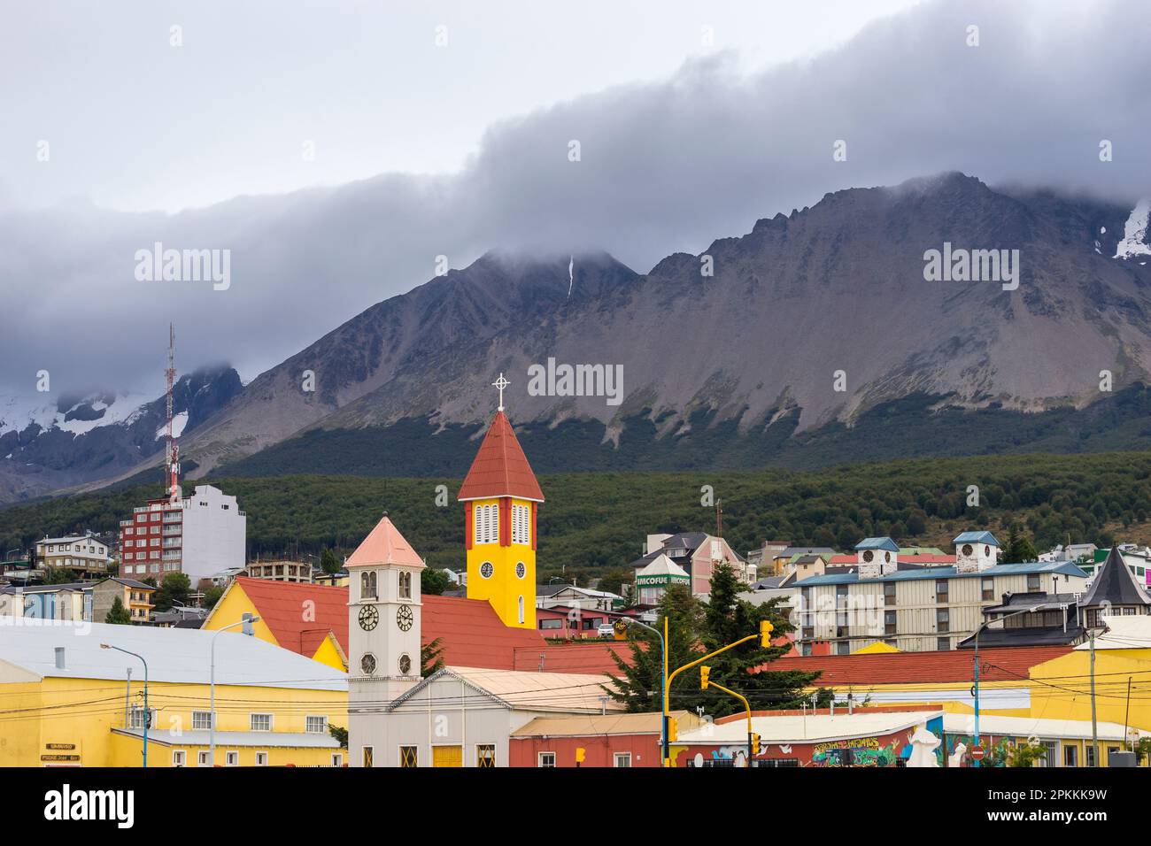 Nuestra Senora de la Merced chiesa contro le montagne, Ushuaia, Patagonia, Argentina, Sud America Foto Stock