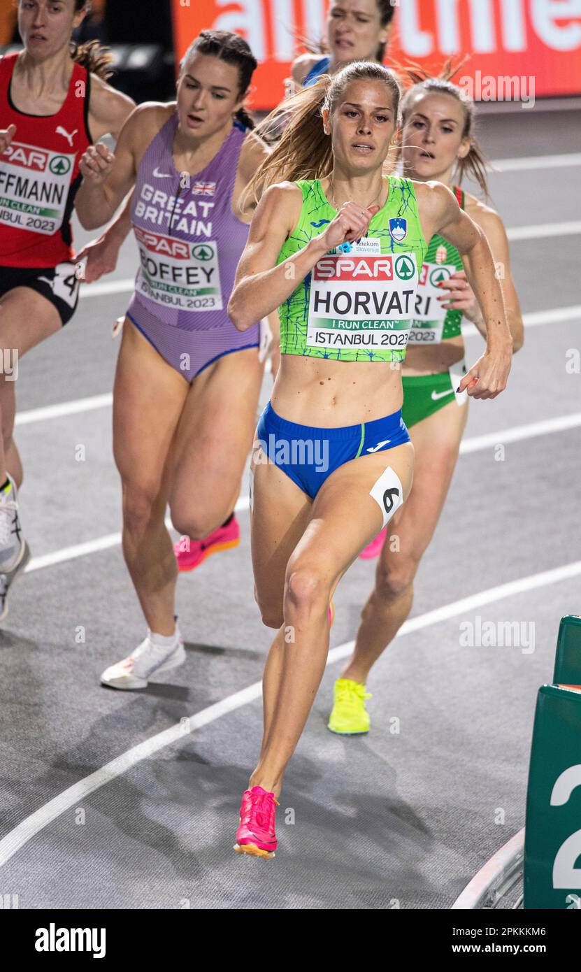 Anita Horvat della Slovenia gareggia nella semifinale femminile del 800m ai Campionati europei di atletica indoor della Ataköy Athletics Arena di Istanbul Foto Stock