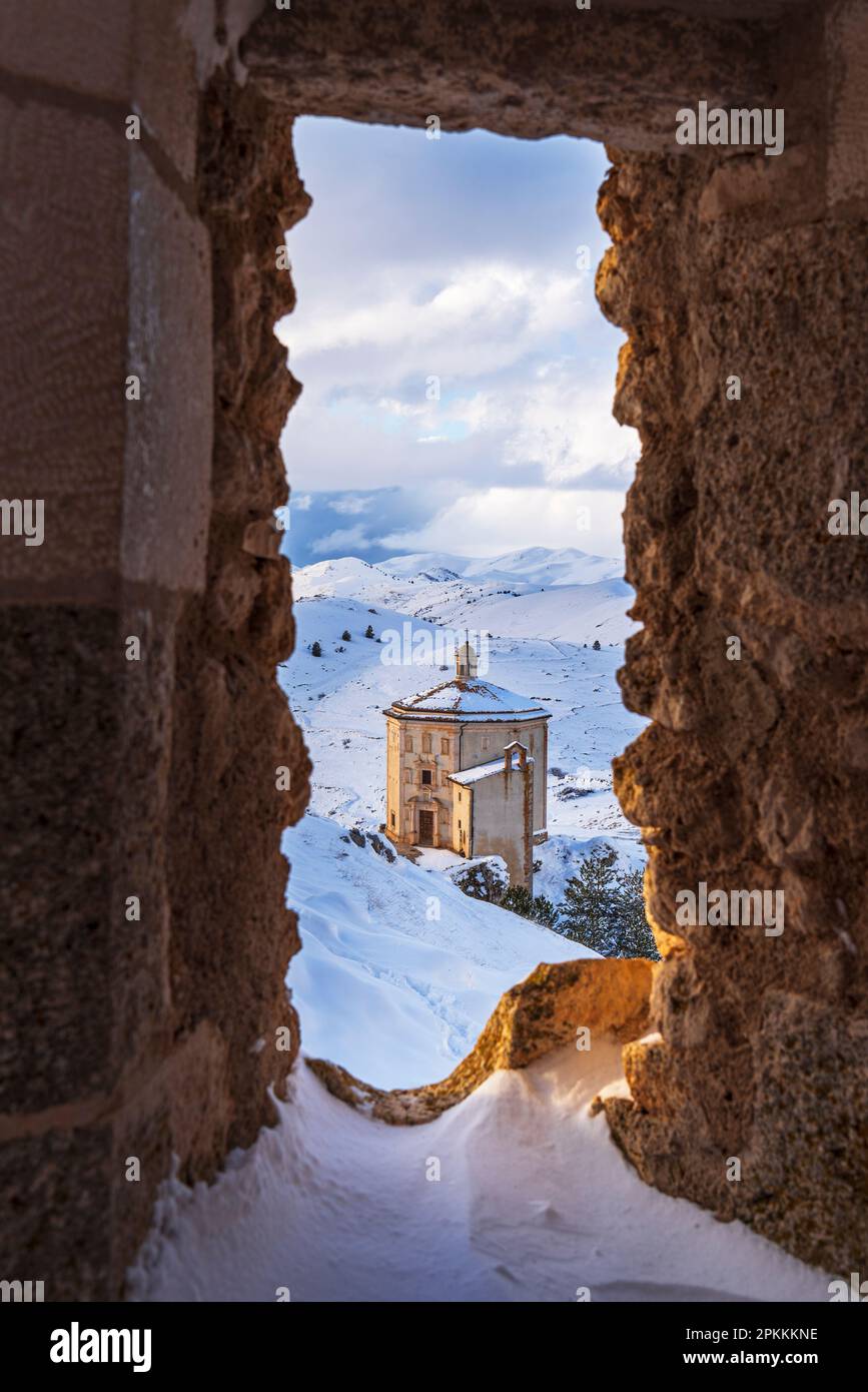 Veduta invernale della chiesa rinascimentale di Santa Maria della Pieta con la neve vista dal castello di Rocca Calascio Foto Stock