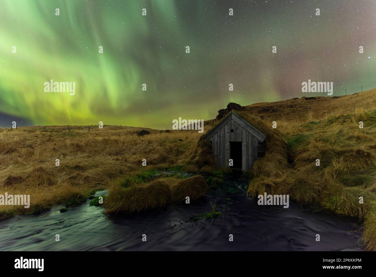 Keldur vecchio mulino torba casa e colline illuminato da aurora boreale (Aurora borealis), Rangarvellir, Sudurland, Islanda del Sud, Islanda, Regioni polari Foto Stock