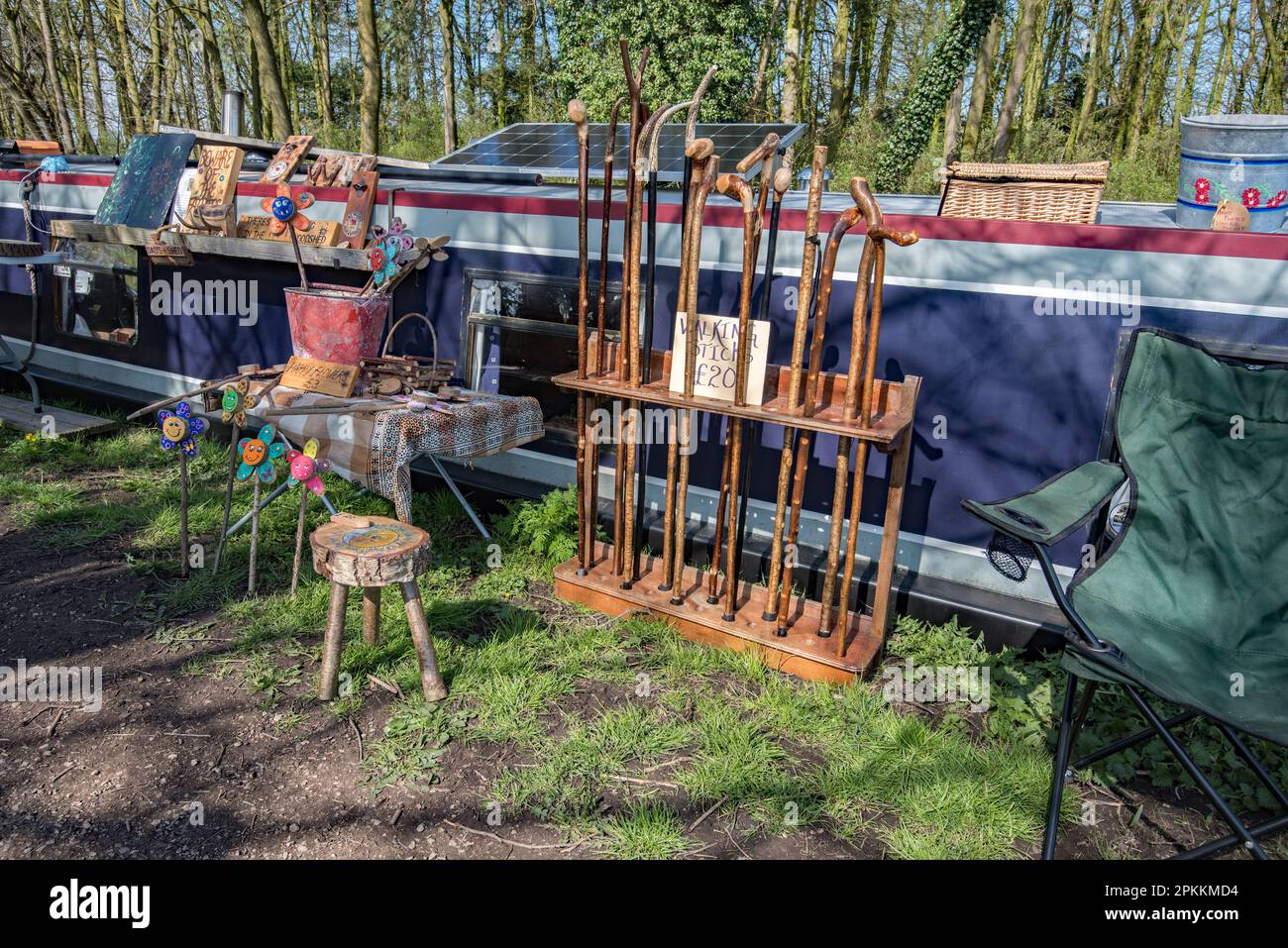 Woodsman & The Witch, commercianti di canali che girano sul canale Leeds & Liverpool a Gargrave. Ampia gamma di arti, artigianato, fischietti scolpiti e curios. Foto Stock