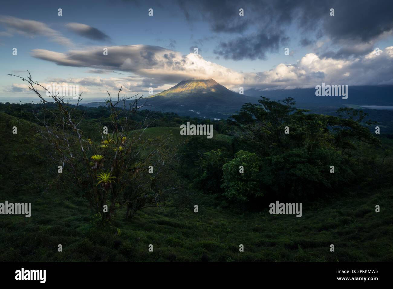 Volcan Arenal nel mezzo del continente americano, in un paesaggio impressionante, Costa Rica, America Centrale Foto Stock