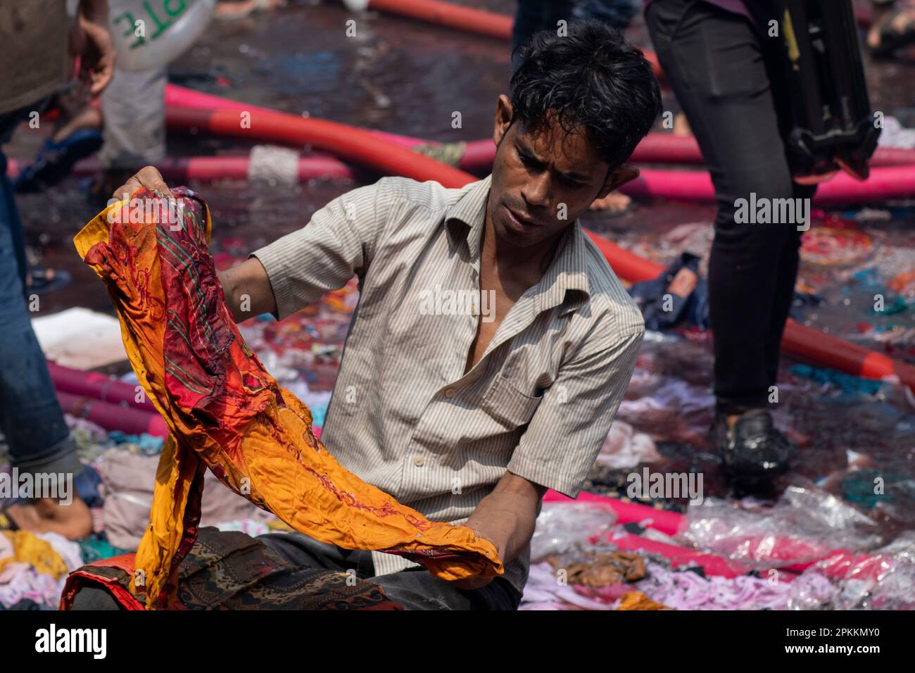 4 aprile 2023, Dhaka, Bangladesh. Coraggioso pompiere cercando di estinguere il fuoco nel mercato di Bongobazar a Dhaka. Foto Stock