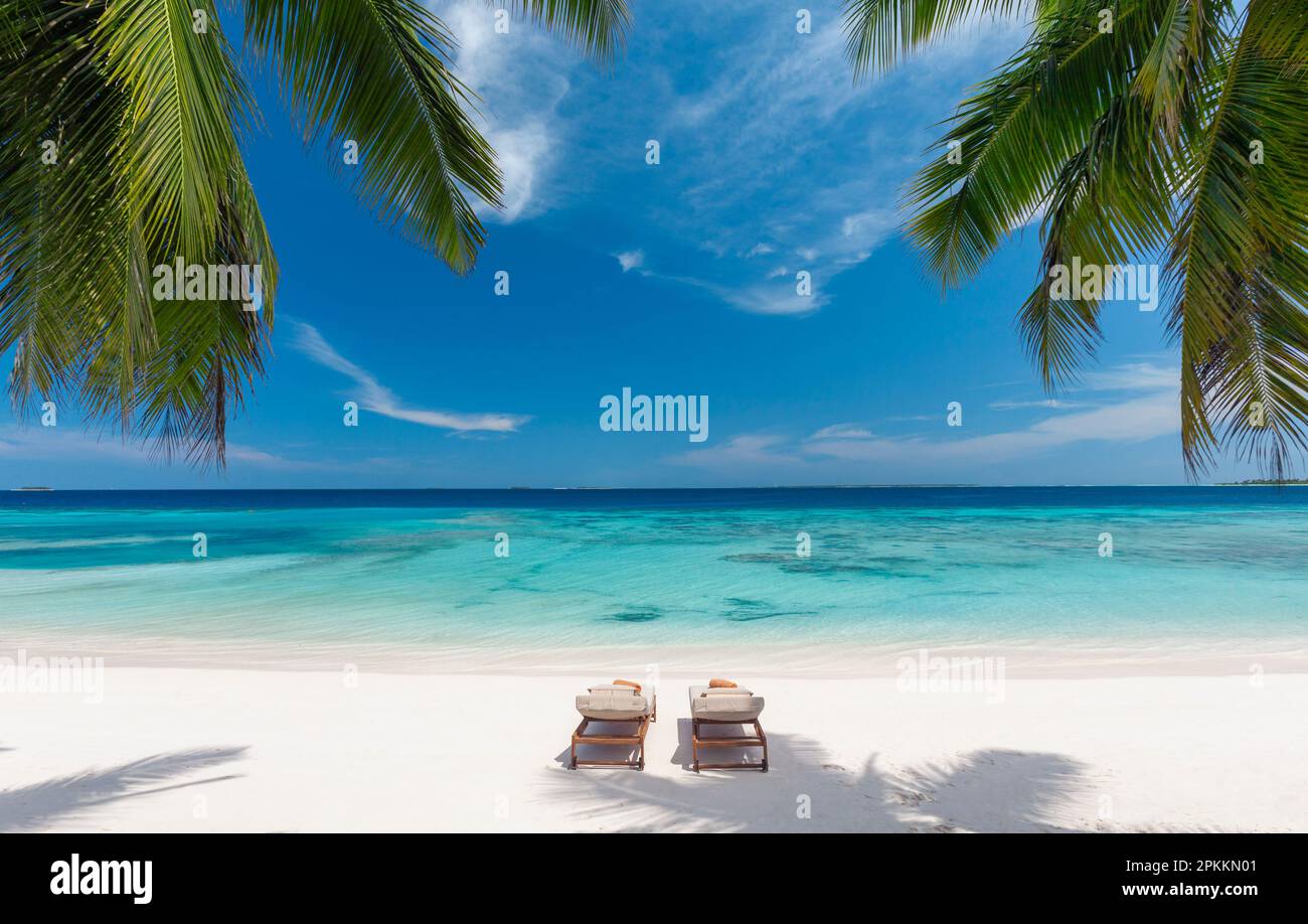 Sedie a sdraio in legno su una bella spiaggia tropicale, le Maldive, Oceano Indiano, Asia Foto Stock