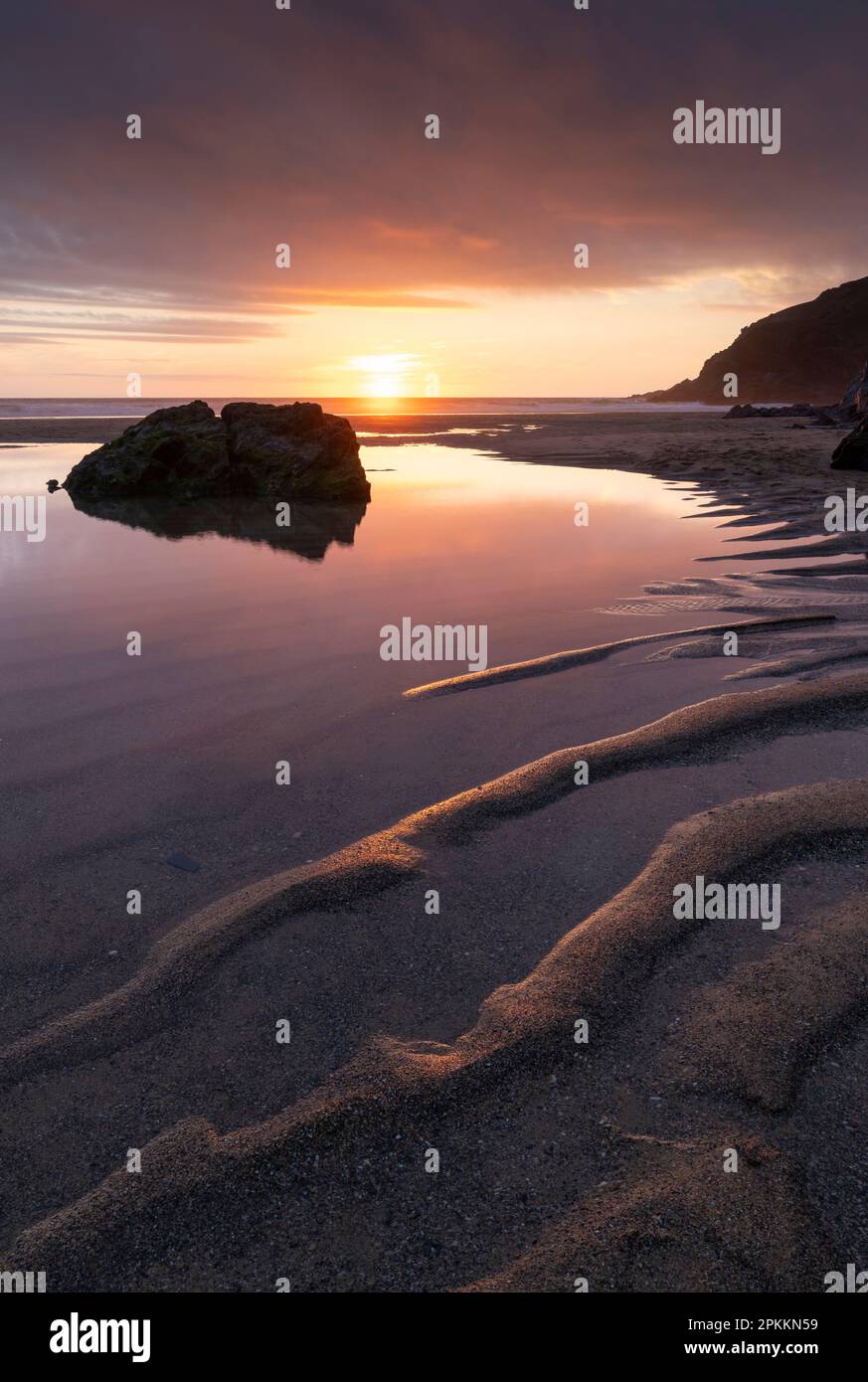 Splendido tramonto su una deserta Holywell Beach, Cornovaglia, Inghilterra, Regno Unito, Europa Foto Stock