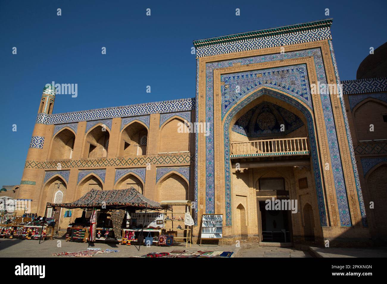 Beni in vendita, Islam Khoja Madrasah, Ichon Qala (Itchan Kala), Patrimonio dell'Umanità dell'UNESCO, Khiva, Uzbekistan, Asia centrale, Asia Foto Stock