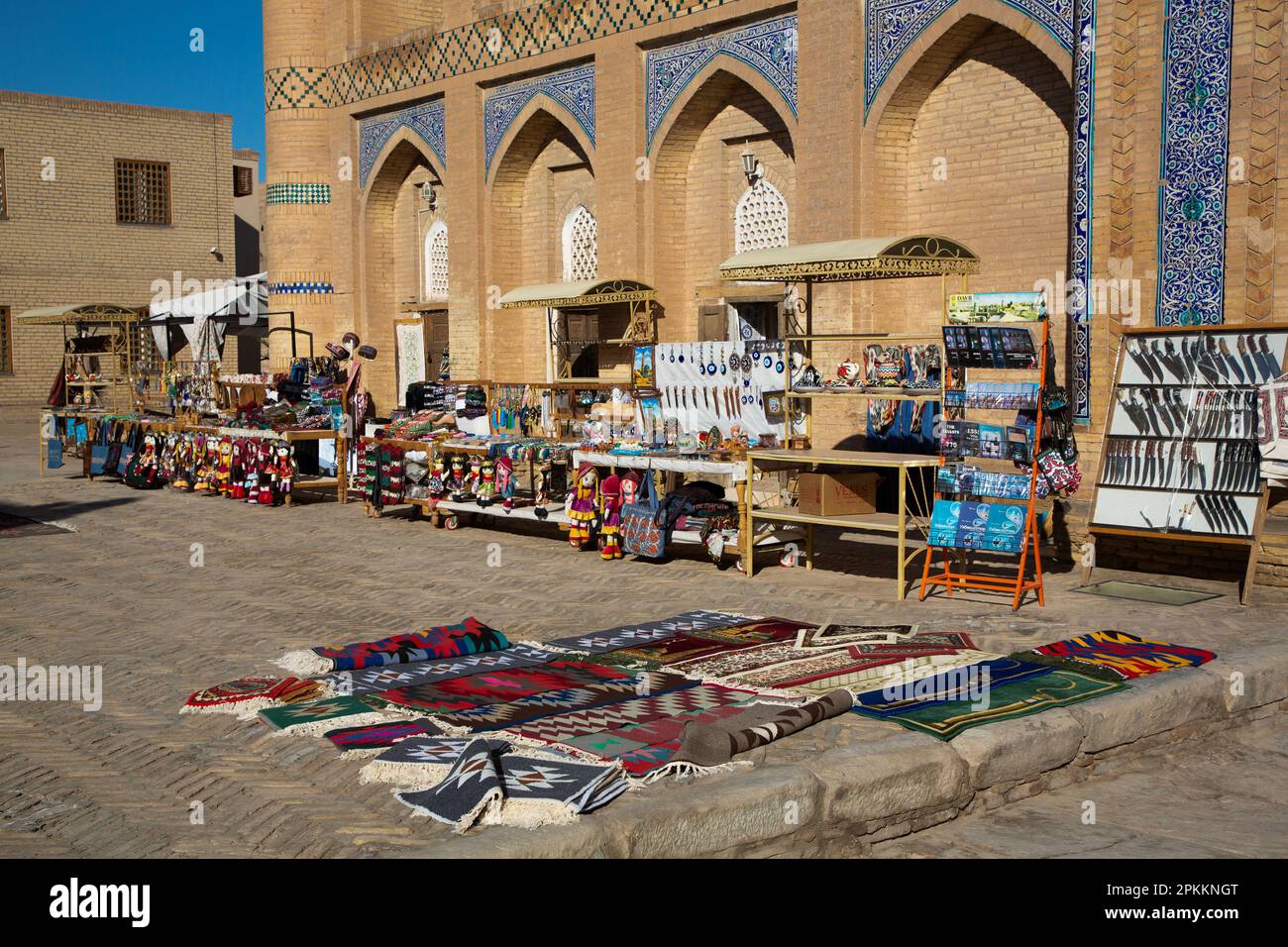 Beni in vendita, Islam Khoja Madrasah, Ichon Qala (Itchan Kala), Patrimonio dell'Umanità dell'UNESCO, Khiva, Uzbekistan, Asia centrale, Asia Foto Stock