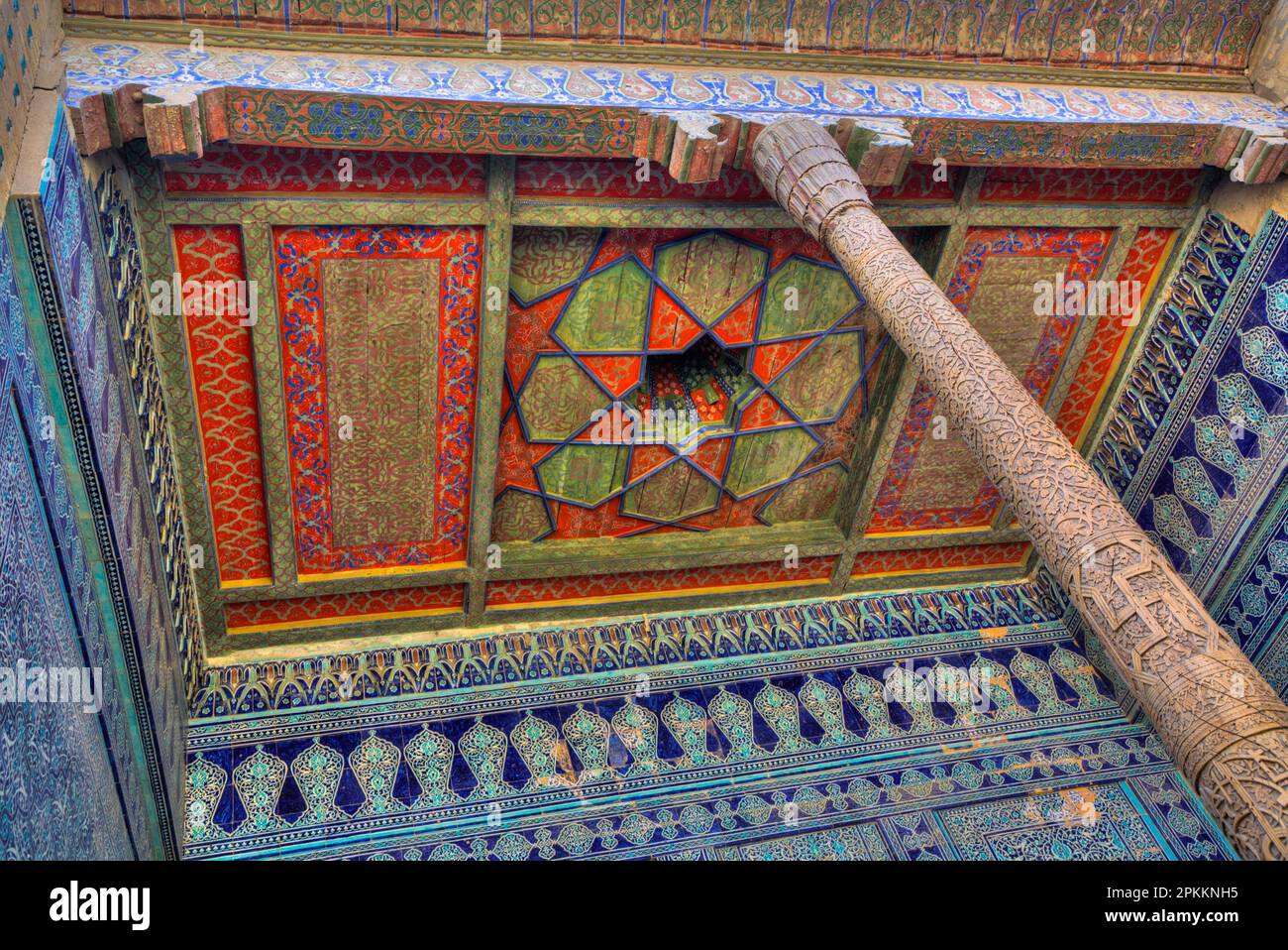 Pareti piastrellate, soffitto dipinto, i quartieri delle mogli dell'Emiro, il Palazzo Tash Khauli, 1830, Ichon Qala (Itchan Kala), Khiva, Uzbekistan Foto Stock