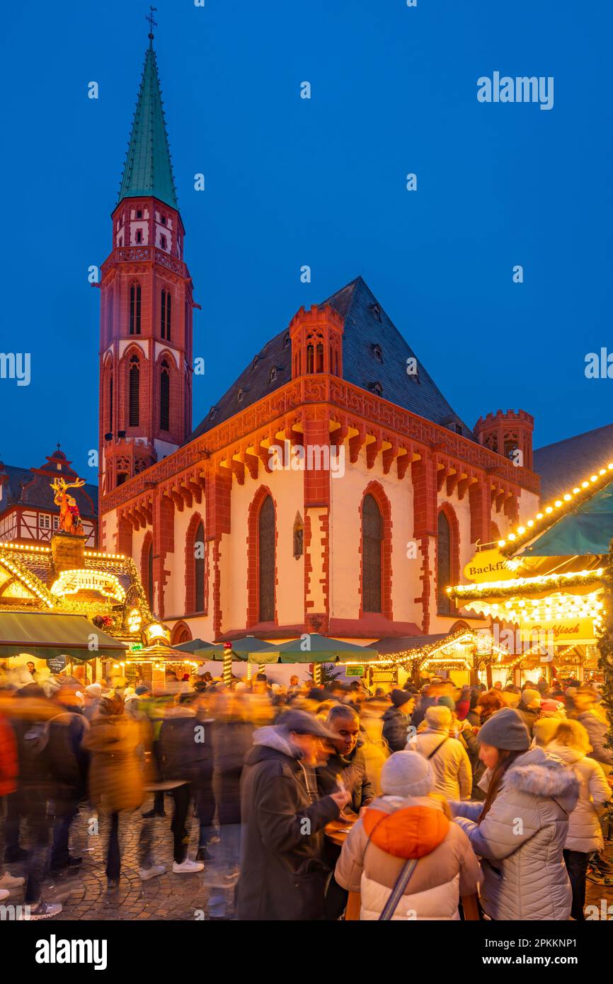 Vista del mercatino di Natale in piazza Roemerberg al crepuscolo, Francoforte sul meno, Assia, Germania, Europa Foto Stock
