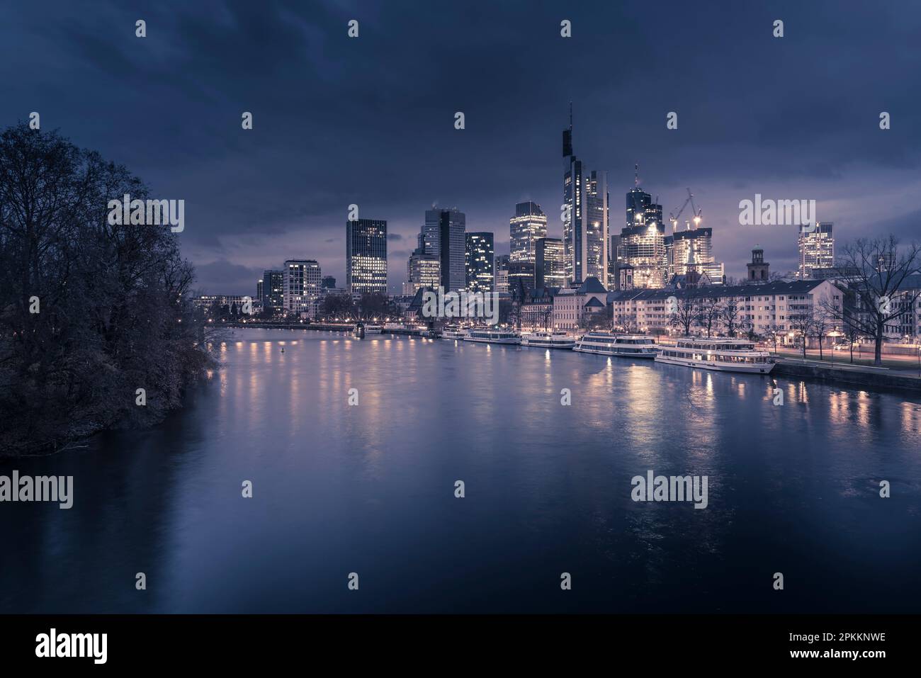Vista dal fiume meno allo skyline della città all'alba, Francoforte sul meno, Assia, Germania, Europa Foto Stock