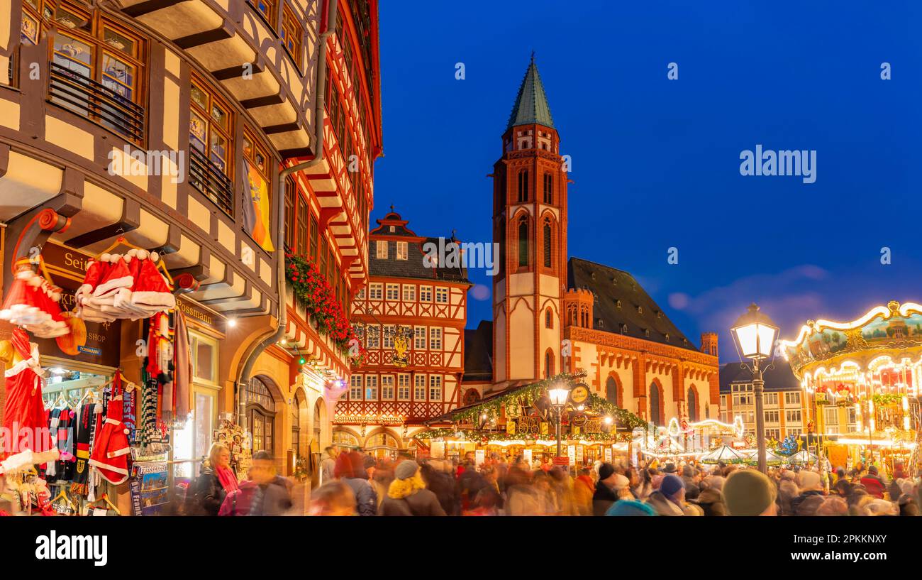 Vista del mercatino di Natale in piazza Roemerberg al crepuscolo, Francoforte sul meno, Assia, Germania, Europa Foto Stock