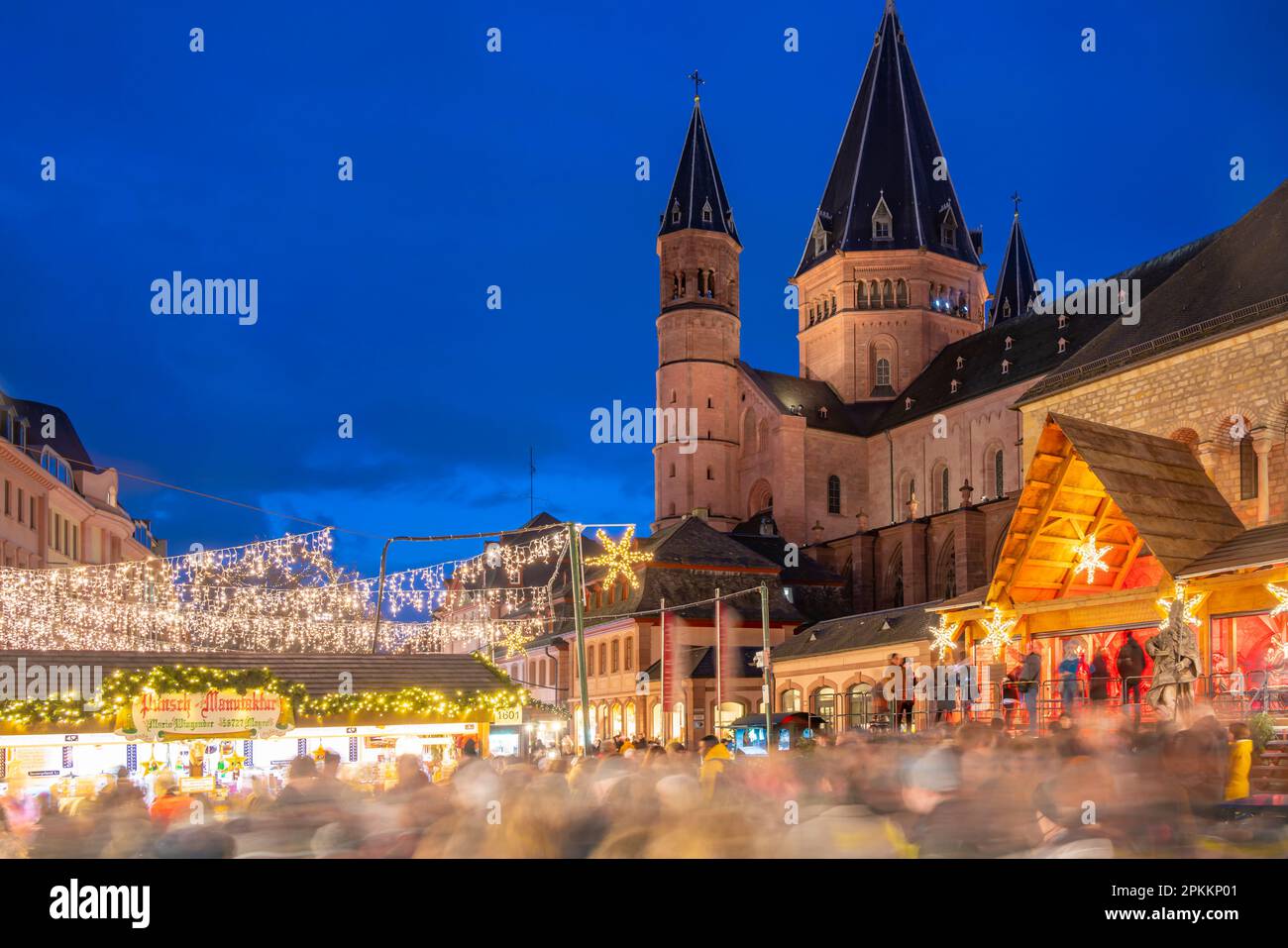 Vista del mercatino di Natale e della cattedrale di Domplatz, Magonza, Renania-Palatinato, Germania, Europa Foto Stock