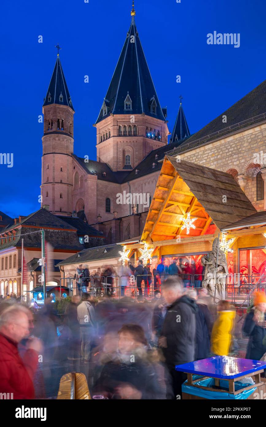 Vista del mercatino di Natale e della cattedrale di Domplatz, Magonza, Renania-Palatinato, Germania, Europa Foto Stock