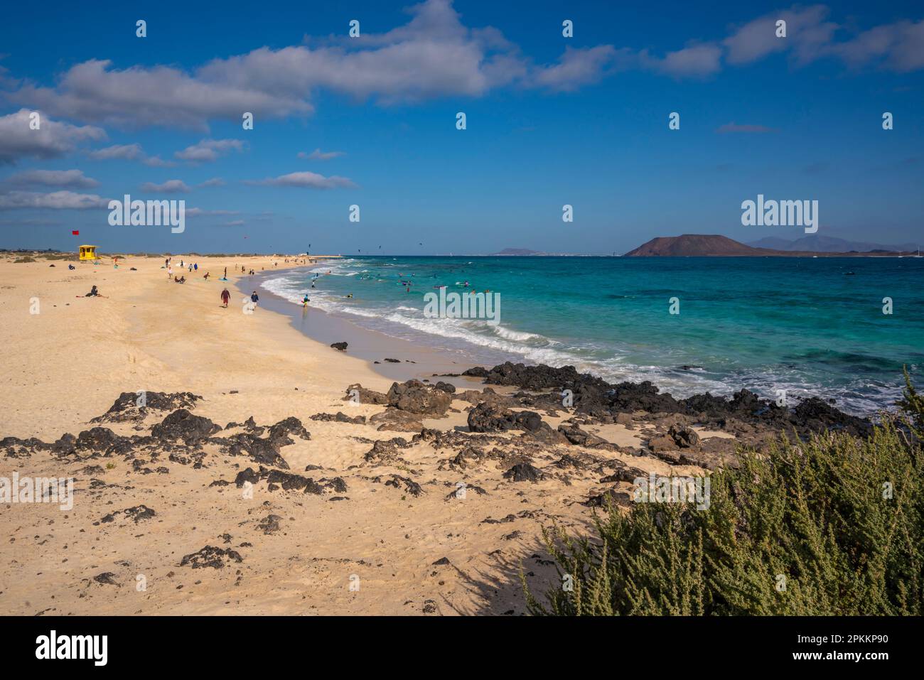 Vista della spiaggia e dell'Oceano Atlantico in una giornata di sole, Parco Naturale Corralejo, Fuerteventura, Isole Canarie, Spagna, Atlantico, Europa Foto Stock