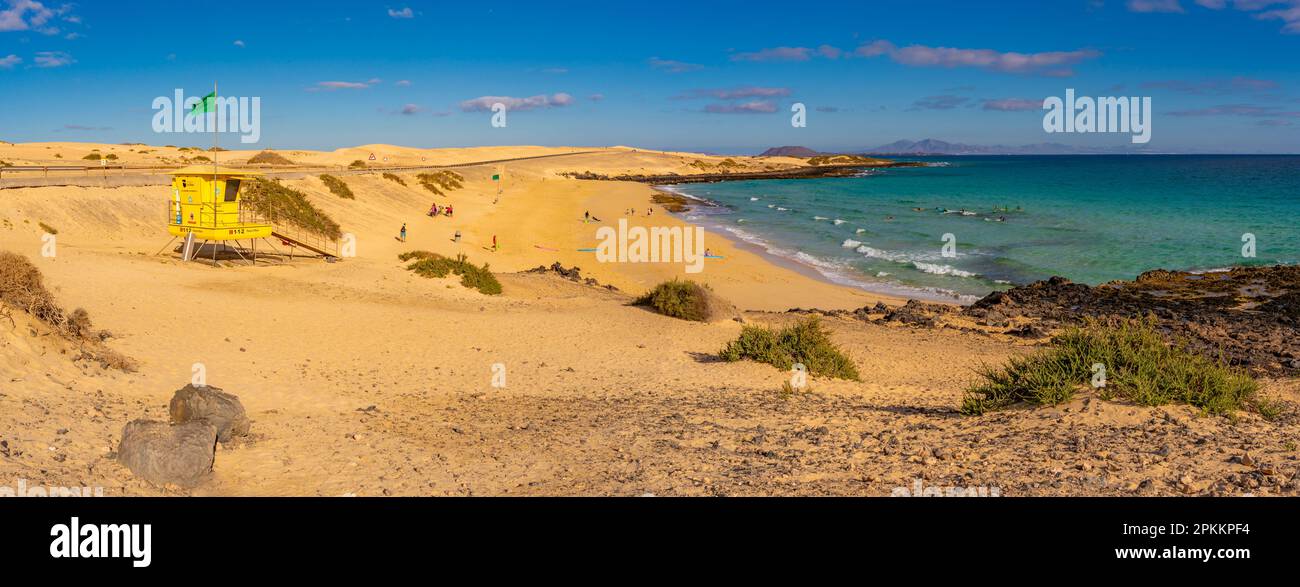 Vista della spiaggia, dei surfisti e dell'Oceano Atlantico in una giornata di sole, Parco Naturale Corralejo, Fuerteventura, Isole Canarie, Spagna, Atlantico, Europa Foto Stock