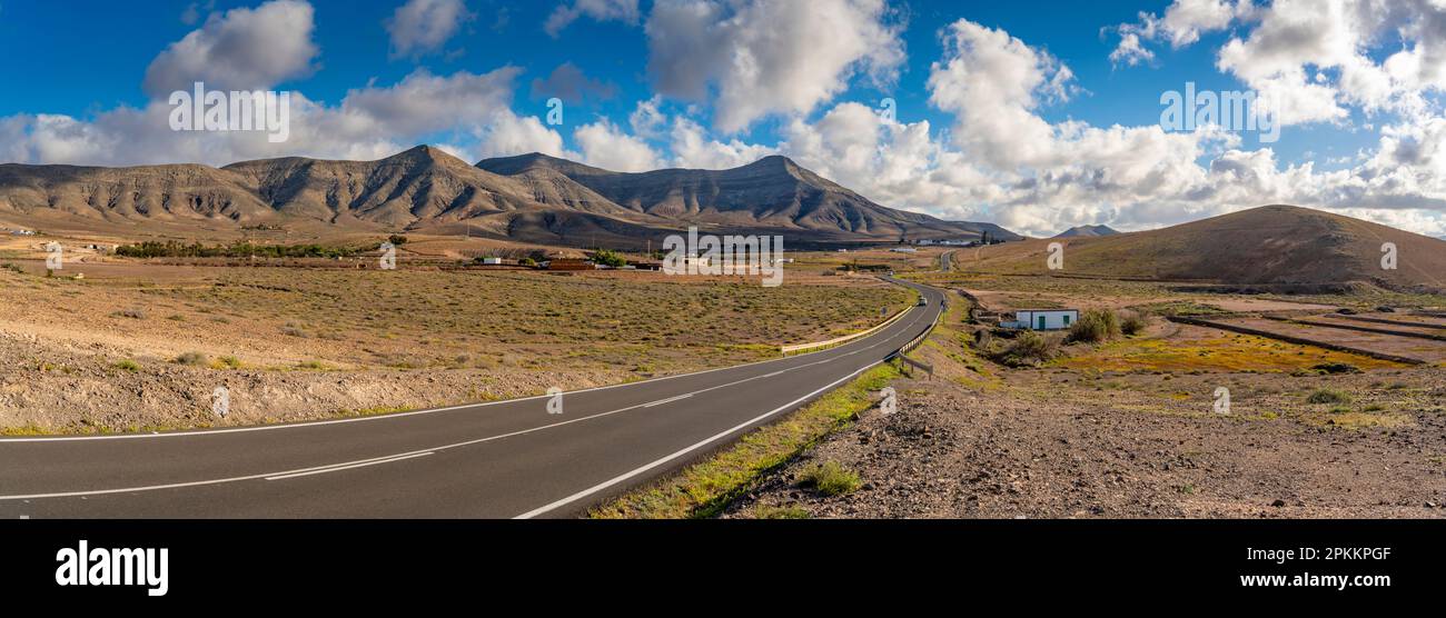 Vista di strada tortuosa e paesaggio vicino Antigua, Antigua, Fuerteventura, Isole Canarie, Spagna, Atlantico, Europa Foto Stock