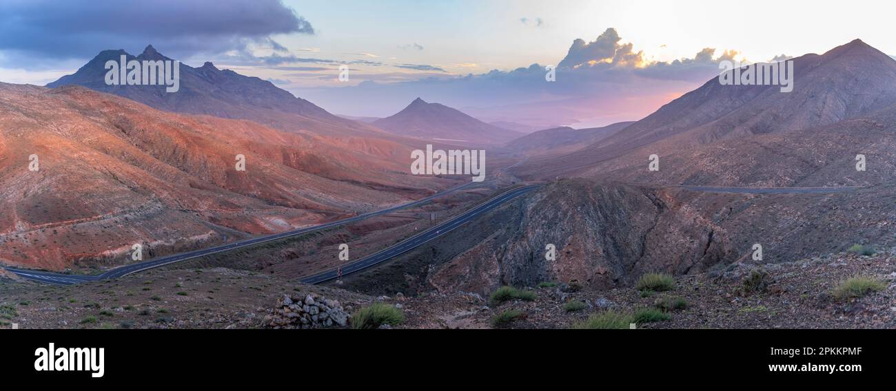 Vista della strada e delle montagne dal punto di vista astronomico Sicasumbre al tramonto, Pajara, Fuerteventura, Isole Canarie, Spagna, Atlantico, Europa Foto Stock