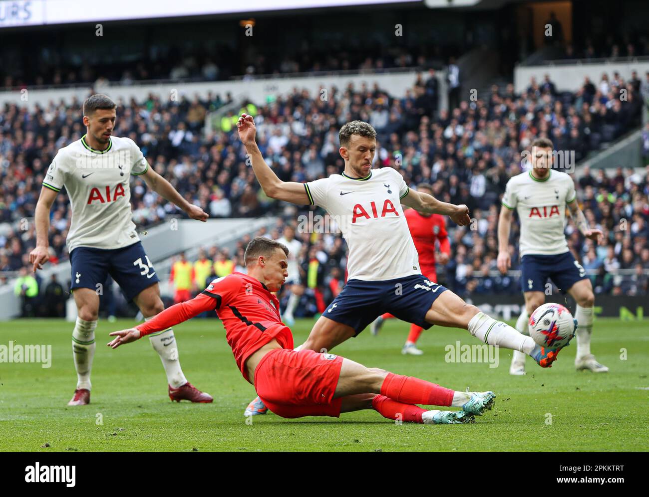 Londra, Regno Unito. 8th Apr, 2023. Solly March di Brighton e Hove Albion attraversa la palla durante la partita della Premier League allo stadio Tottenham Hotspur di Londra. Il credito dell'immagine dovrebbe essere: Kieran Cleeves/Sportimage Credit: Sportimage/Alamy Live News Foto Stock