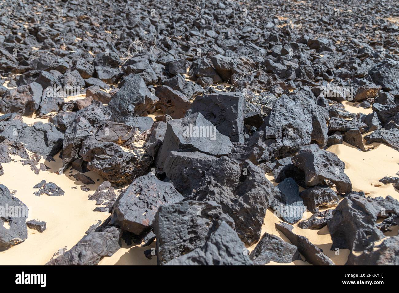 Le rocce di basalto nero esposte su un tumulo affiorante nel deserto Nero in Egitto Foto Stock