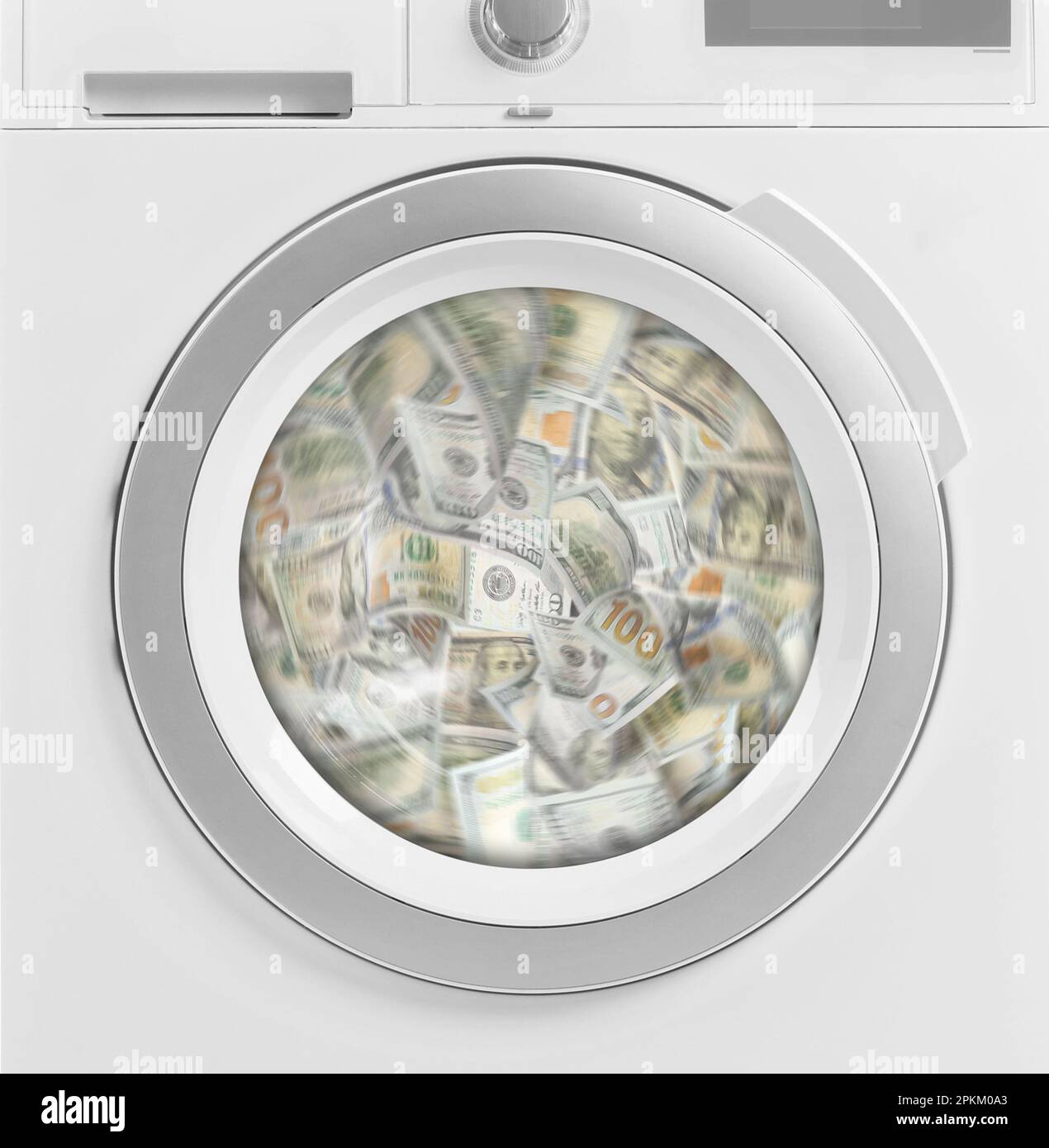 Riciclaggio di denaro. Molte banconote in dollari in lavatrice Foto Stock