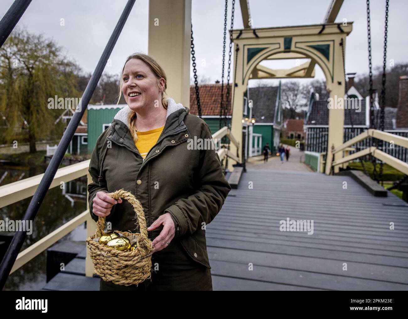 ARNHEM - i cacciatori di uova di Pasqua sono alla ricerca di uova di Pasqua durante il National Egg Hunt Championship presso il museo olandese all'aperto. I cacciatori di uova di Pasqua competono per un gran premio di diecimila euro. ANP SEM VAN DER WAL olanda fuori - belgio fuori Foto Stock