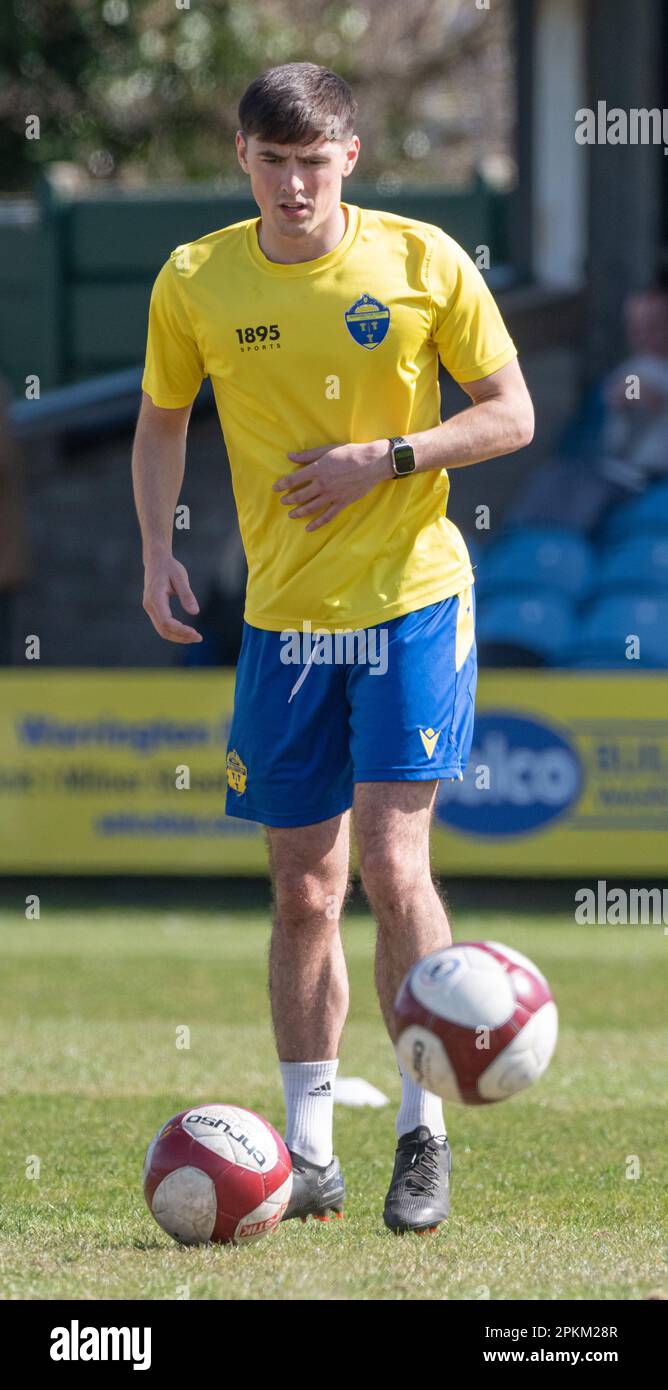Warrington, Cheshire, Inghilterra. 8th aprile 2023. Connor Woods di Warrington si riscalda durante il Warrington Town Football Club V Aston United Football Club al Cantilever Park di Cantilever Park, nella Northern Premier League Premier Division. (Credit Image: ©Cody Froggatt/Alamy Live News) Foto Stock