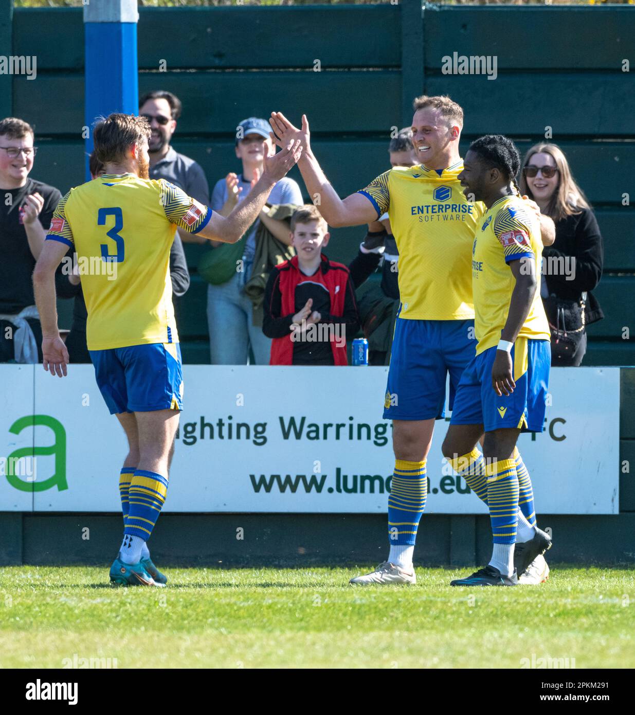 Warrington, Cheshire, Inghilterra. 8th aprile 2023. Warrington celebra l'obiettivo di apertura di Josh Amis, durante il Warrington Town Football Club V Aston United Football Club al Cantilever Park al Cantilever Park, nella Northern Premier League Premier Division. (Credit Image: ©Cody Froggatt/Alamy Live News) Foto Stock