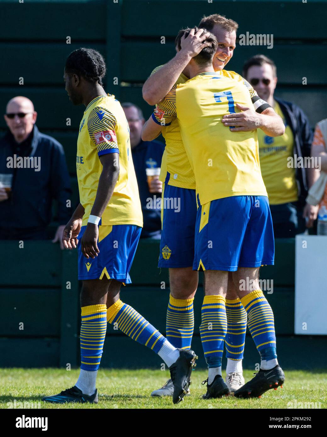 Warrington, Cheshire, Inghilterra. 8th aprile 2023. Warrington celebra l'obiettivo di apertura di Josh Amis, durante il Warrington Town Football Club V Aston United Football Club al Cantilever Park al Cantilever Park, nella Northern Premier League Premier Division. (Credit Image: ©Cody Froggatt/Alamy Live News) Foto Stock