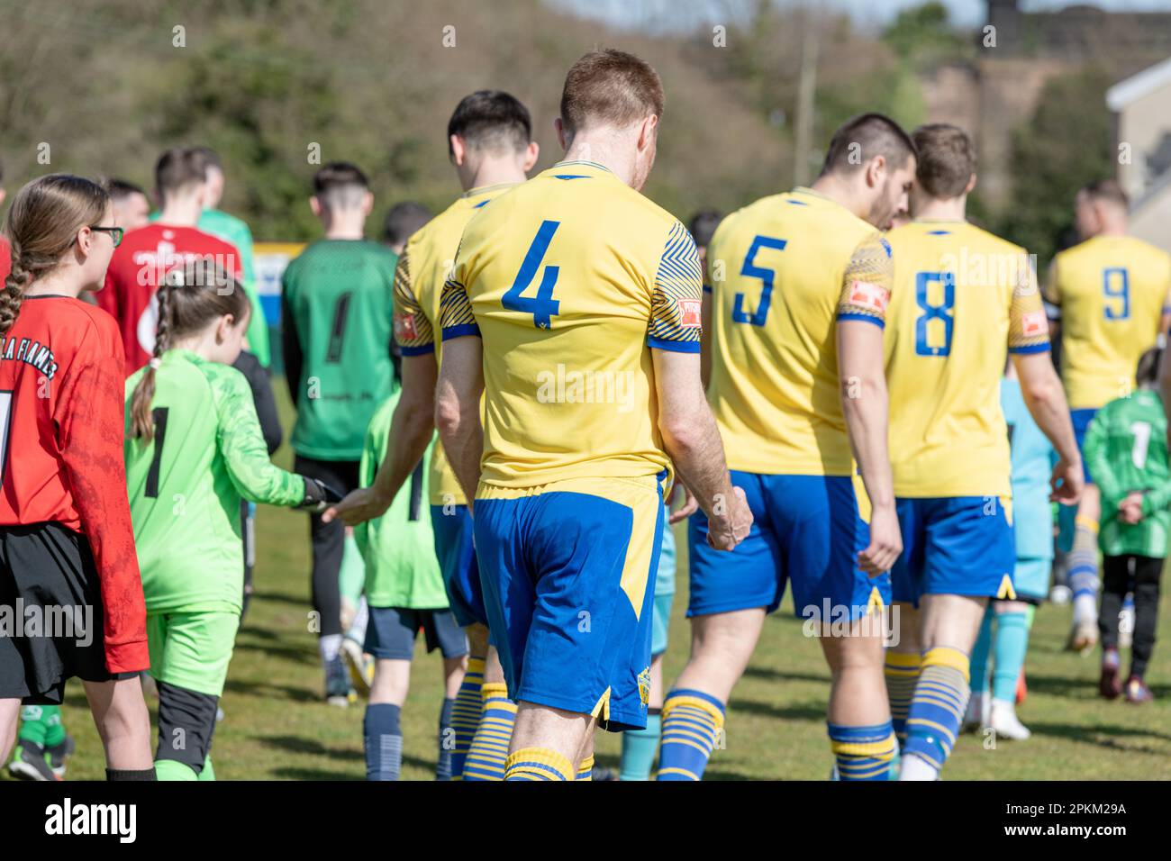 Warrington, Cheshire, Inghilterra. 8th aprile 2023. Warrington Town esce prima del calcio d'inizio, durante il Warrington Town Football Club V Aston United Football Club al Cantilever Park al Cantilever Park, nella Northern Premier League Premier Division. (Credit Image: ©Cody Froggatt/Alamy Live News) Foto Stock