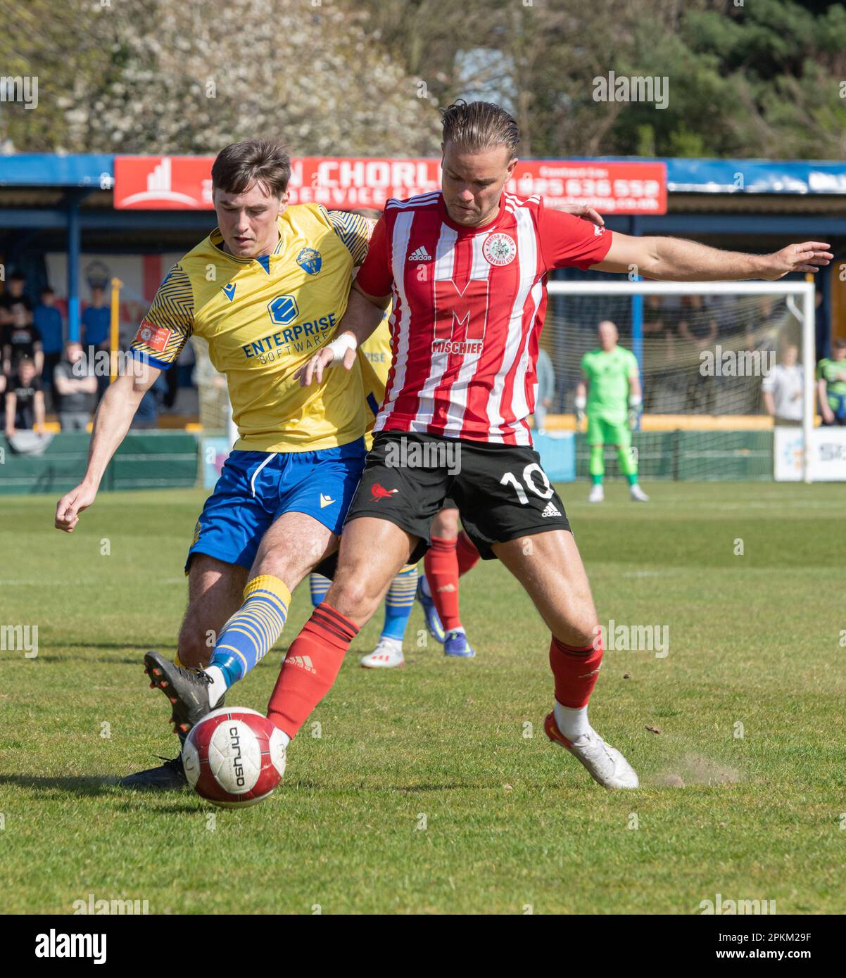 Warrington, Cheshire, Inghilterra. 8th aprile 2023. Connor Woods di Warrington e Nathan Lowe di Ashton combattono per la palla, durante il Warrington Town Football Club V Aston United Football Club al Cantilever Park di Cantilever Park, nella Northern Premier League Premier Division. (Credit Image: ©Cody Froggatt/Alamy Live News) Foto Stock