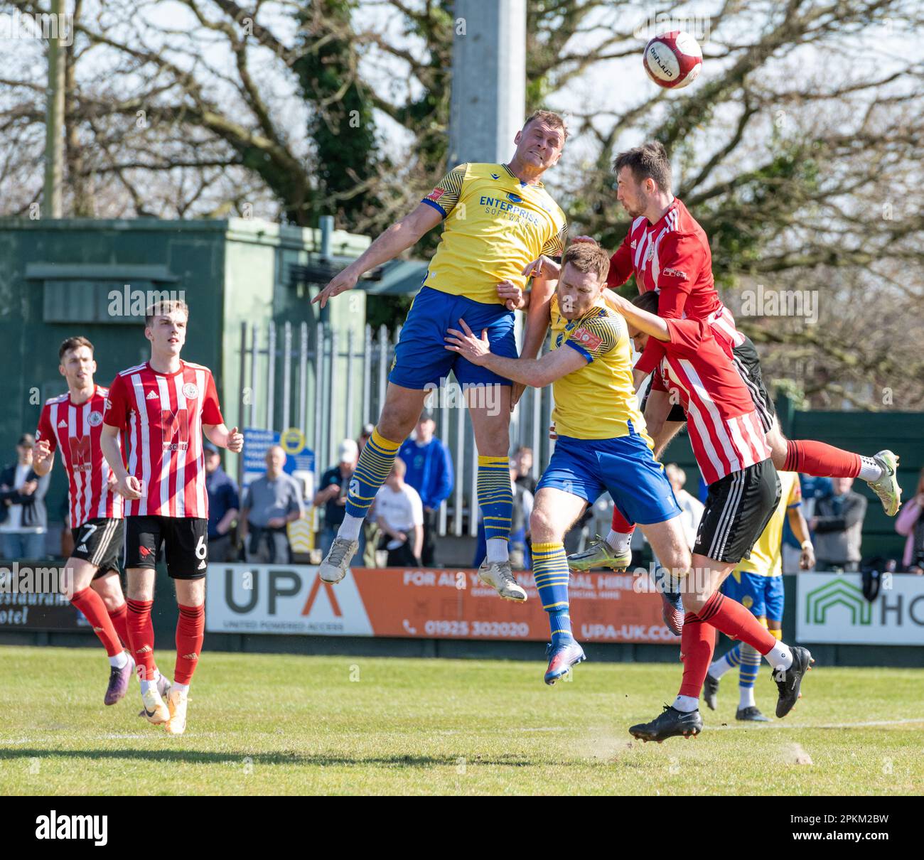 Warrington, Cheshire, Inghilterra. 8th aprile 2023. Josh Amis di Warrington batte per la palla con un titolo, durante il Warrington Town Football Club V Aston United Football Club al Cantilever Park al Cantilever Park, nella Northern Premier League Premier Division. (Credit Image: ©Cody Froggatt/Alamy Live News) Foto Stock