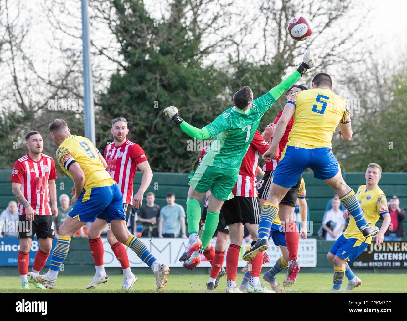 Warrington, Cheshire, Inghilterra. 8th aprile 2023. Tom Scott, portiere di Ashton, tira fuori la palla, durante il Warrington Town Football Club V Aston United Football Club al Cantilever Park al Cantilever Park, nella Northern Premier League Premier Division. (Credit Image: ©Cody Froggatt/Alamy Live News) Foto Stock