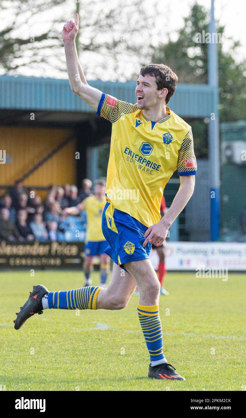 Warrington, Cheshire, Inghilterra. 8th aprile 2023. Luke Duffy di Warrington celebra il suo obiettivo durante il Warrington Town Football Club V Aston United Football Club al Cantilever Park al Cantilever Park, nella Northern Premier League Premier Division. (Credit Image: ©Cody Froggatt/Alamy Live News) Foto Stock