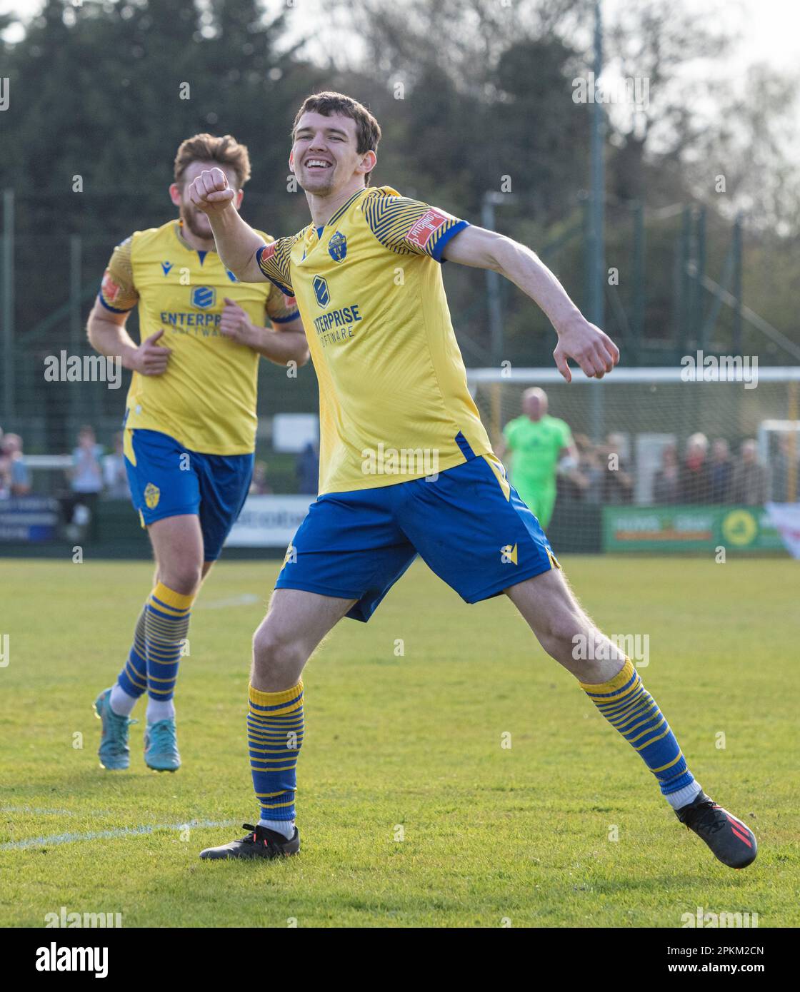 Warrington, Cheshire, Inghilterra. 8th aprile 2023. Luke Duffy di Warrington celebra il suo obiettivo durante il Warrington Town Football Club V Aston United Football Club al Cantilever Park al Cantilever Park, nella Northern Premier League Premier Division. (Credit Image: ©Cody Froggatt/Alamy Live News) Foto Stock