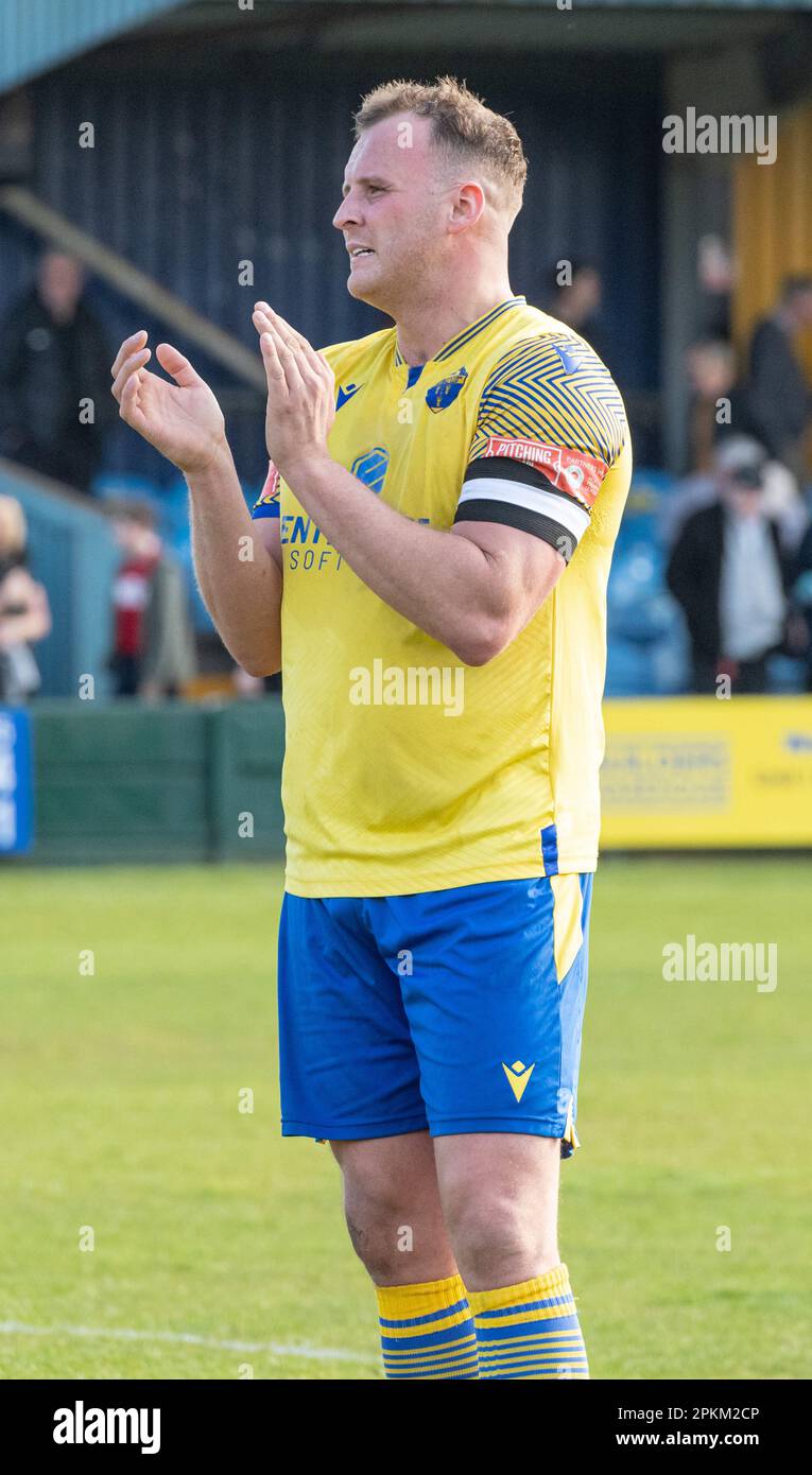 Warrington, Cheshire, Inghilterra. 8th aprile 2023. Josh Amis di Warrington batte i tifosi a tempo pieno, durante il Warrington Town Football Club V Aston United Football Club al Cantilever Park al Cantilever Park, nella Northern Premier League Premier Division. (Credit Image: ©Cody Froggatt/Alamy Live News) Foto Stock