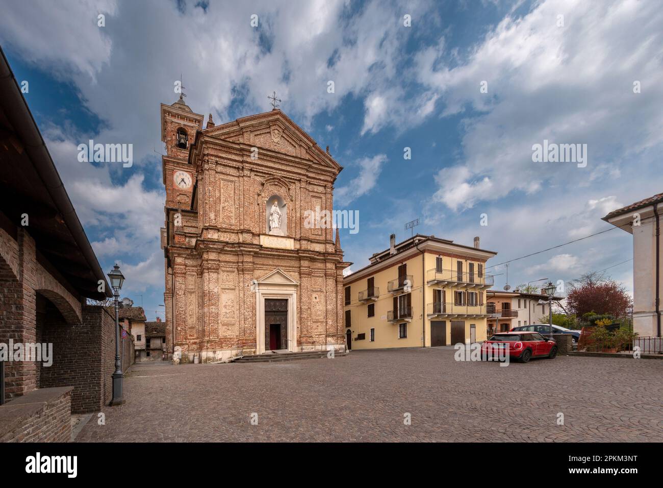 Morozzo, Cuneo, Piemonte, Italia - 07 aprile 2023: Chiesa Parrocchiale della Natività di Maria Foto Stock