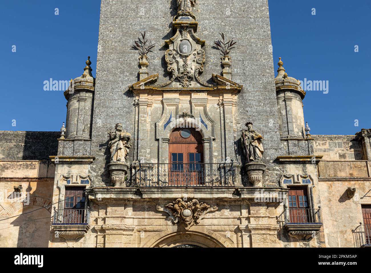 Arcos de la Frontera, Spagna. Facciata rinascimentale e torre dell'Iglesia de Nuestra Senora de la Asuncion (Chiesa di nostra Signora dell'Assunzione) Foto Stock