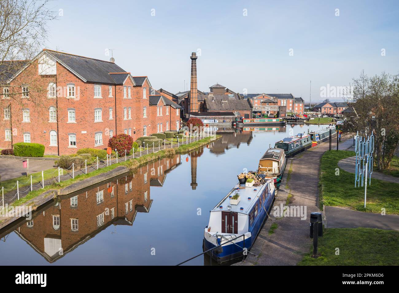 Guardando verso il mare fermo sul canale di Ellesmere verso il porto di Ellesmere visto nell'aprile 2023. Foto Stock